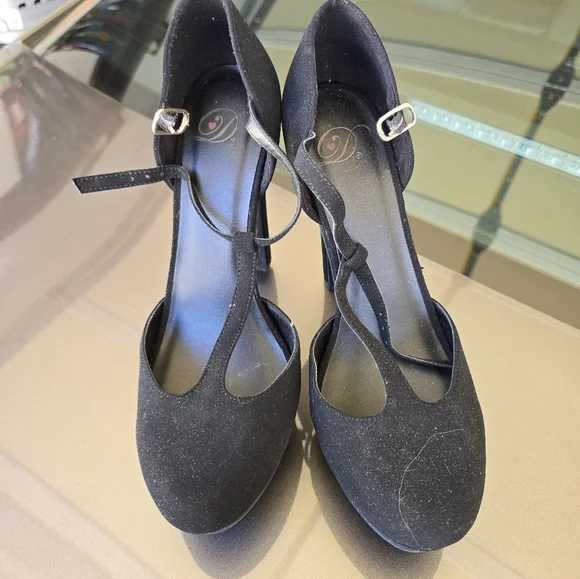 Heels - Picture 1 of 2